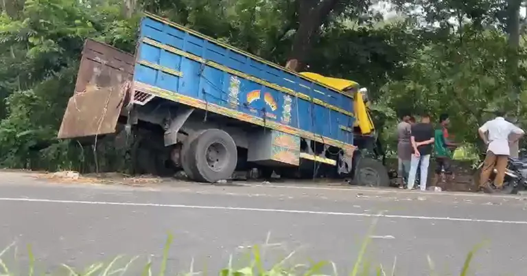 দুর্ঘটনাগ্রস্ত সেই ট্রাক